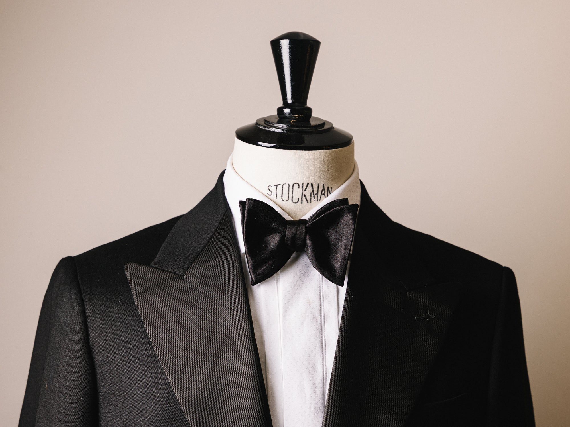 Medium Dropped - Black Silk Satin Bow Tie