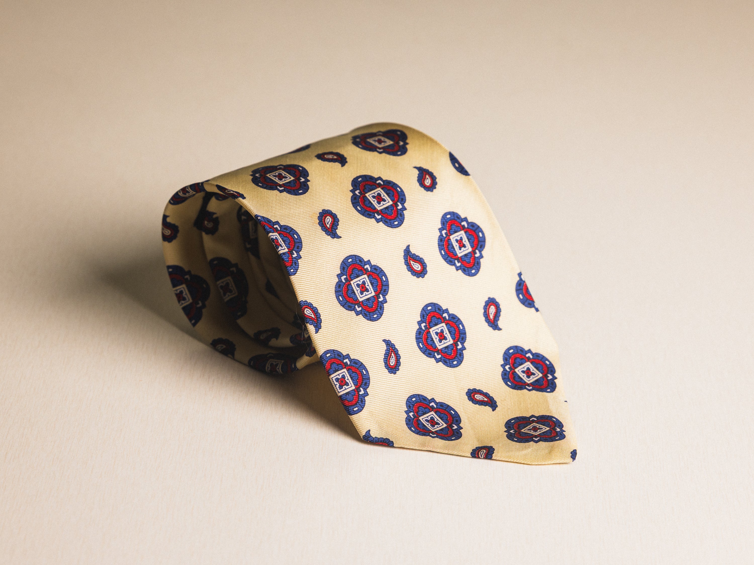 Ralph Lauren Off White with Blue Medallion Tie