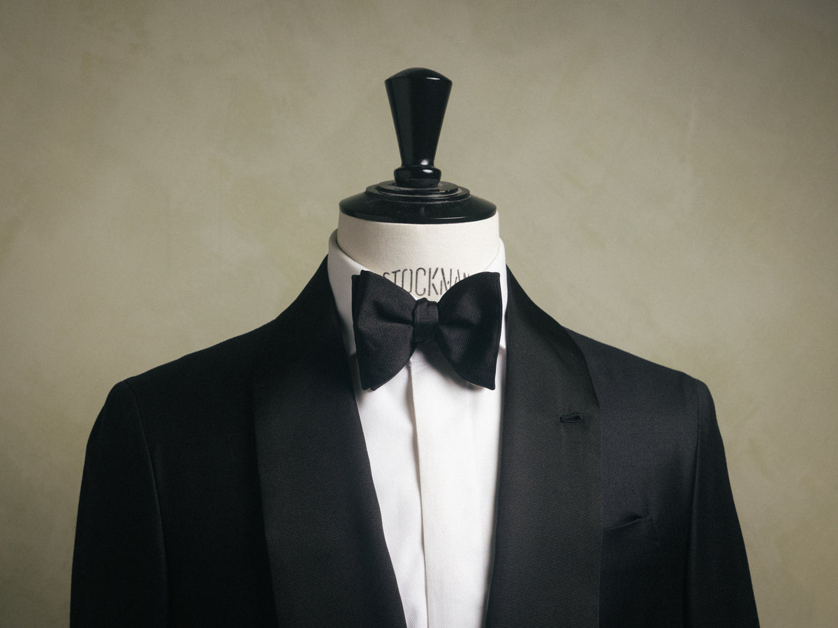 Medium Dropped - Black Silk Bow Tie